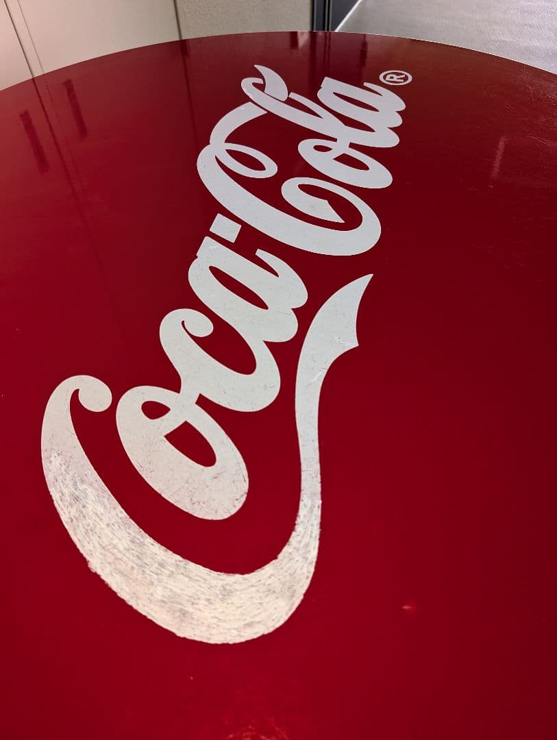 Coca-Cola ロゴ入り円形テーブル