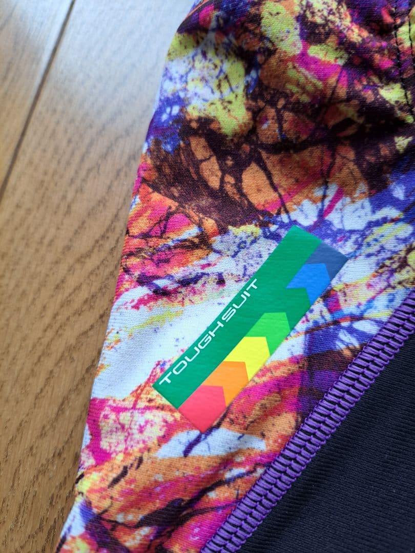 arena スポーツ用水着 黒・紫・カラフル